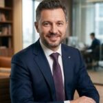 Профессиональный портрет уверенного бизнесмена компании Gc-C на нейтральном фоне для сайта клининговых услуг
