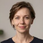 Профессиональный портрет уверенного бизнесмена компании Gc-C на нейтральном фоне для сайта клининговых услуг